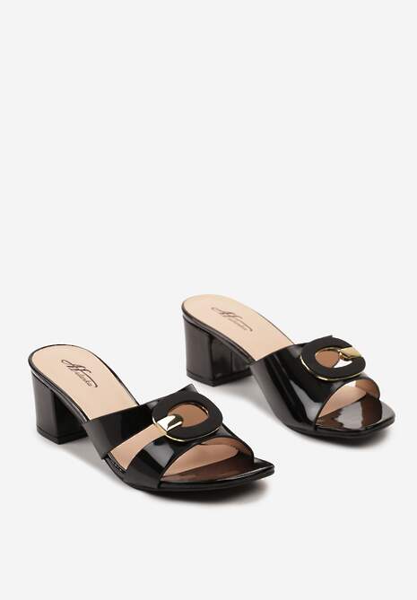 Czarne Klapki na Słupku Ozdobione Metalową Klamrą i Wycięciami Cayena