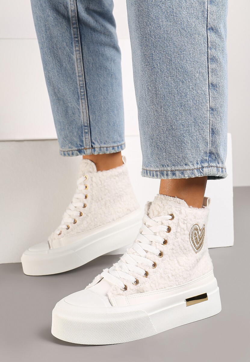 Białe Futerkowe Trampki na Platformie z Ozdobną Naszywką w Kształcie Serca Aelinna