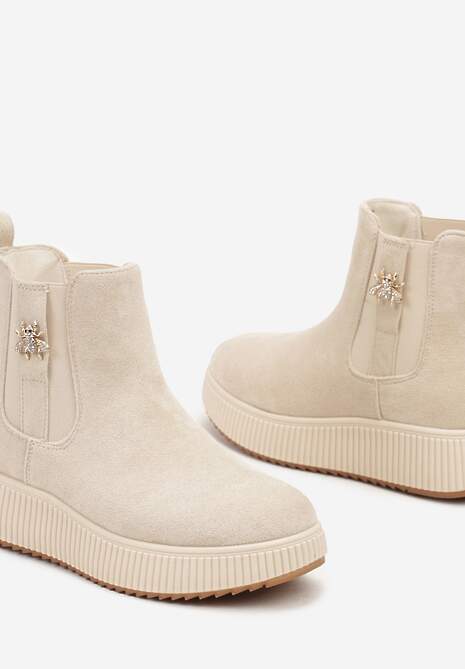 Beżowe Botki Typu Sztyblety na Tłoczonej Platformie Zdobione Metalową Aplikacją Allecia