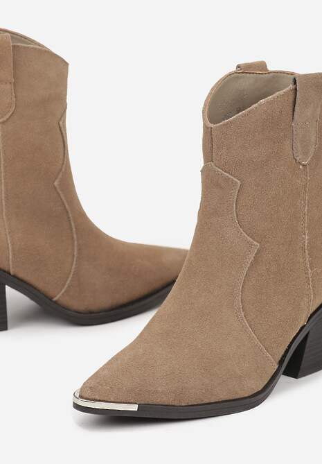 Ciemnobeżowe Skórzane Botki Kowbojki z Metaliczną Aplikacją na Nosku Saneara