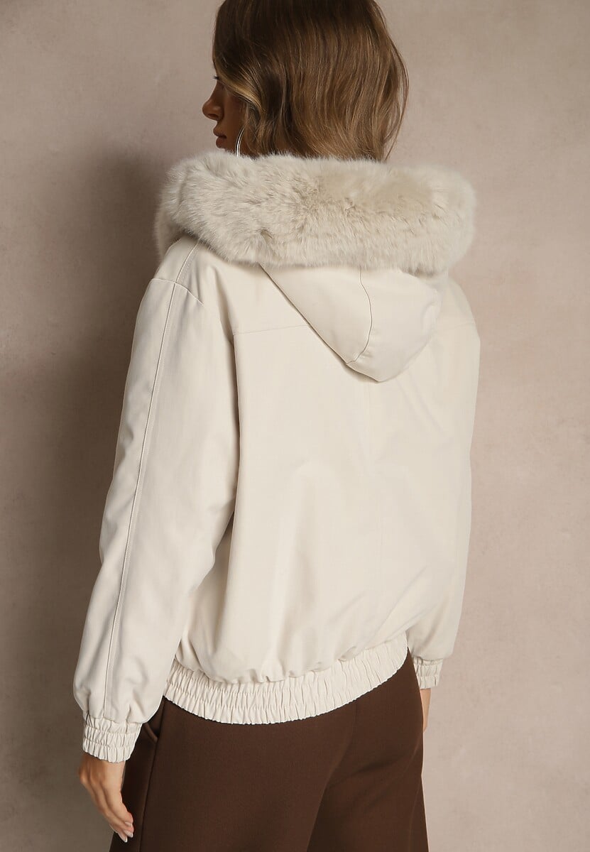 Jasnobeżowa Kurtka o Kroju Bomberki z Kapturem i Futerkiem Rafenea