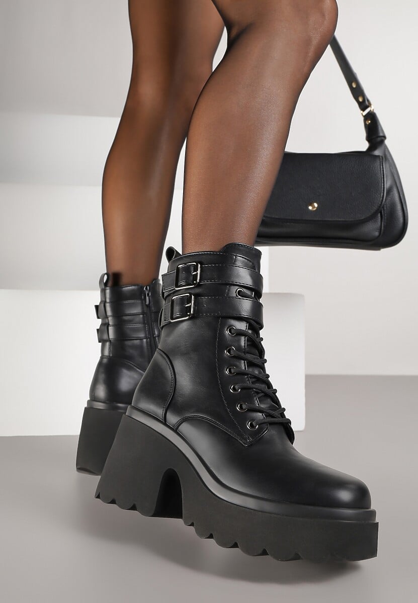 Czarne Botki Workery Vices na Słupku Ozdobione Kwadratowymi Klamrami Lirrise