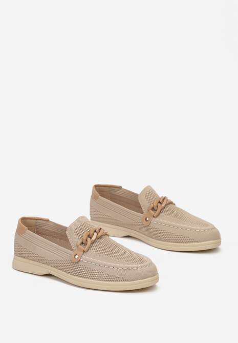 Beżowe Mokasyny z Metalicznym Łańcuchem i Perforacją Mireali