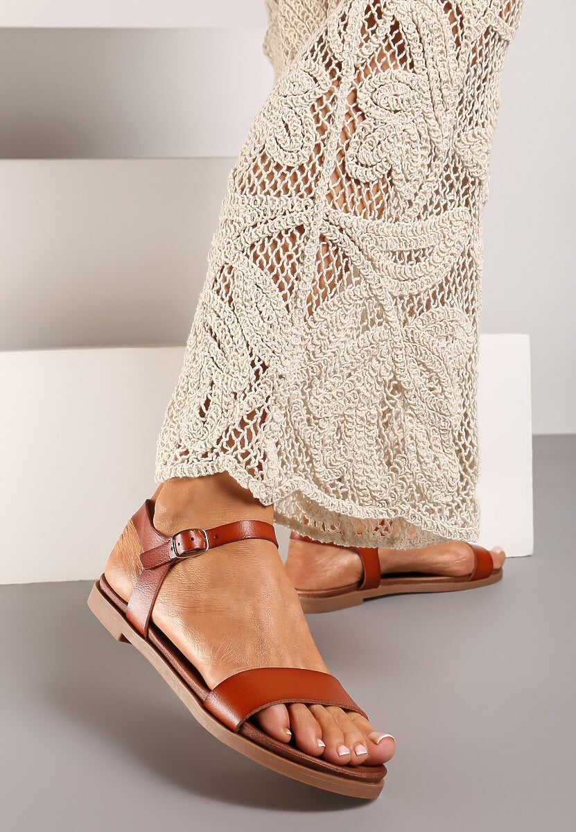 Brązowe Sandały z Imitacji Skóry na Płaskiej Podeszwie Zapinane przy Kostce Millia