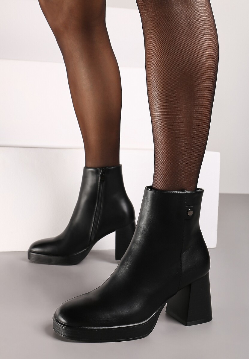 Czarne Botki na Słupku Ozdobione Kwadratowym Noskiem Ansilena