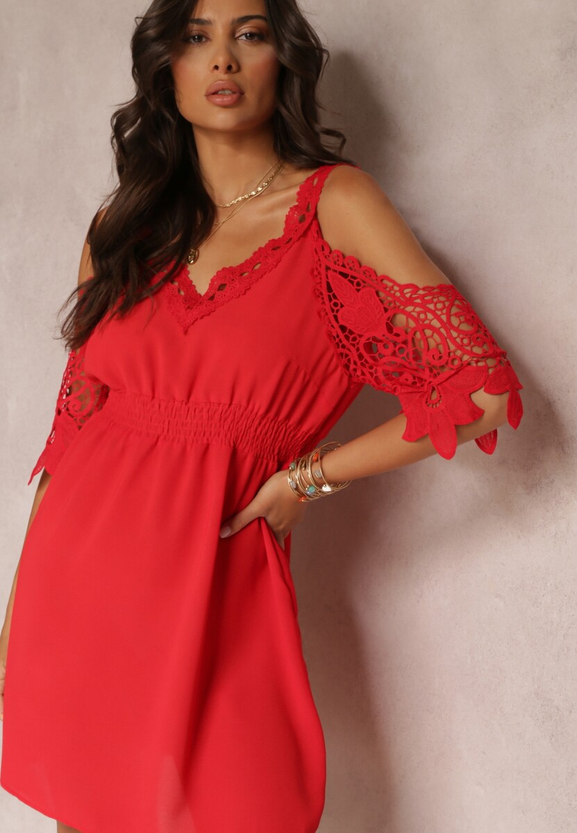 Czerwona Rozkloszowana Sukienka Mini z Gumką w Talii i Hiszpańskimi Rękawami z Koronką Carolta
