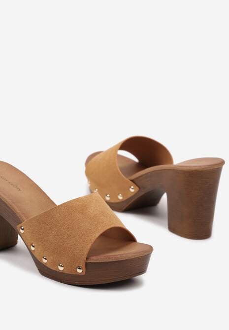 Brązowe Klapki Typu Drewniaki z Szerokim Paskiem z Nitami i Słupkiem Moallba