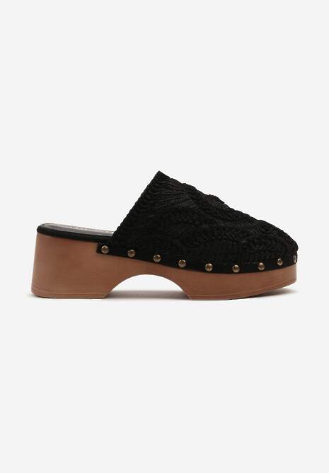 Czarne Klapki Chodaki Ozdobione Plecionką i Nitami na Grubej Podeszwie Riorella