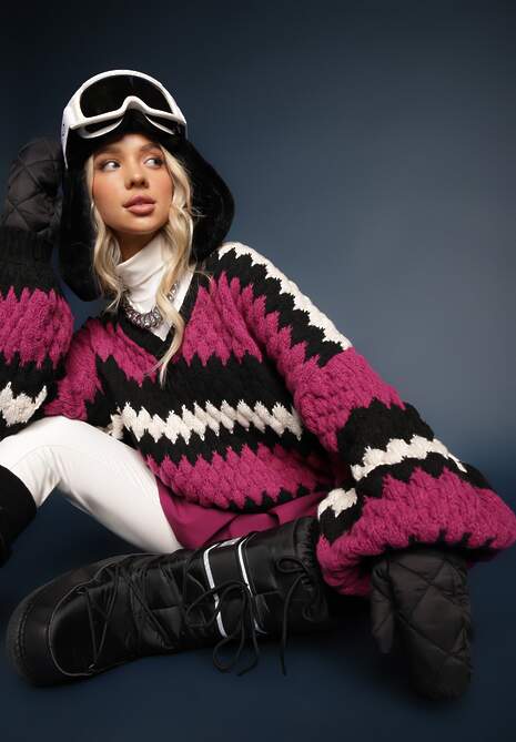 Fuksjowy Oversize Sweter z Trójkątnym Dekoltem z Ozdobnej Dzianiny Klinerda