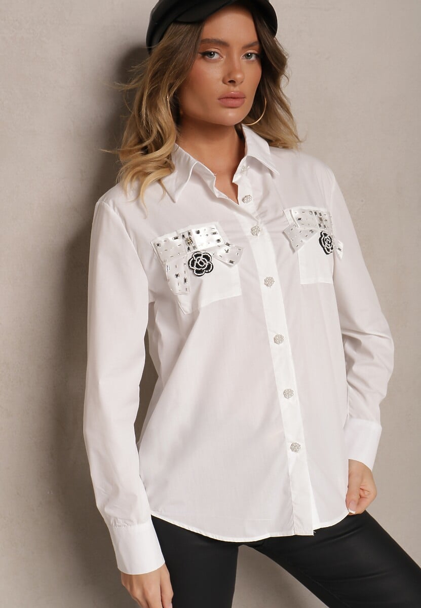 Biała Klasyczna Koszula z Kieszeniami Zdobiona Cyrkoniami i Kwiatowym Detalem Herlla