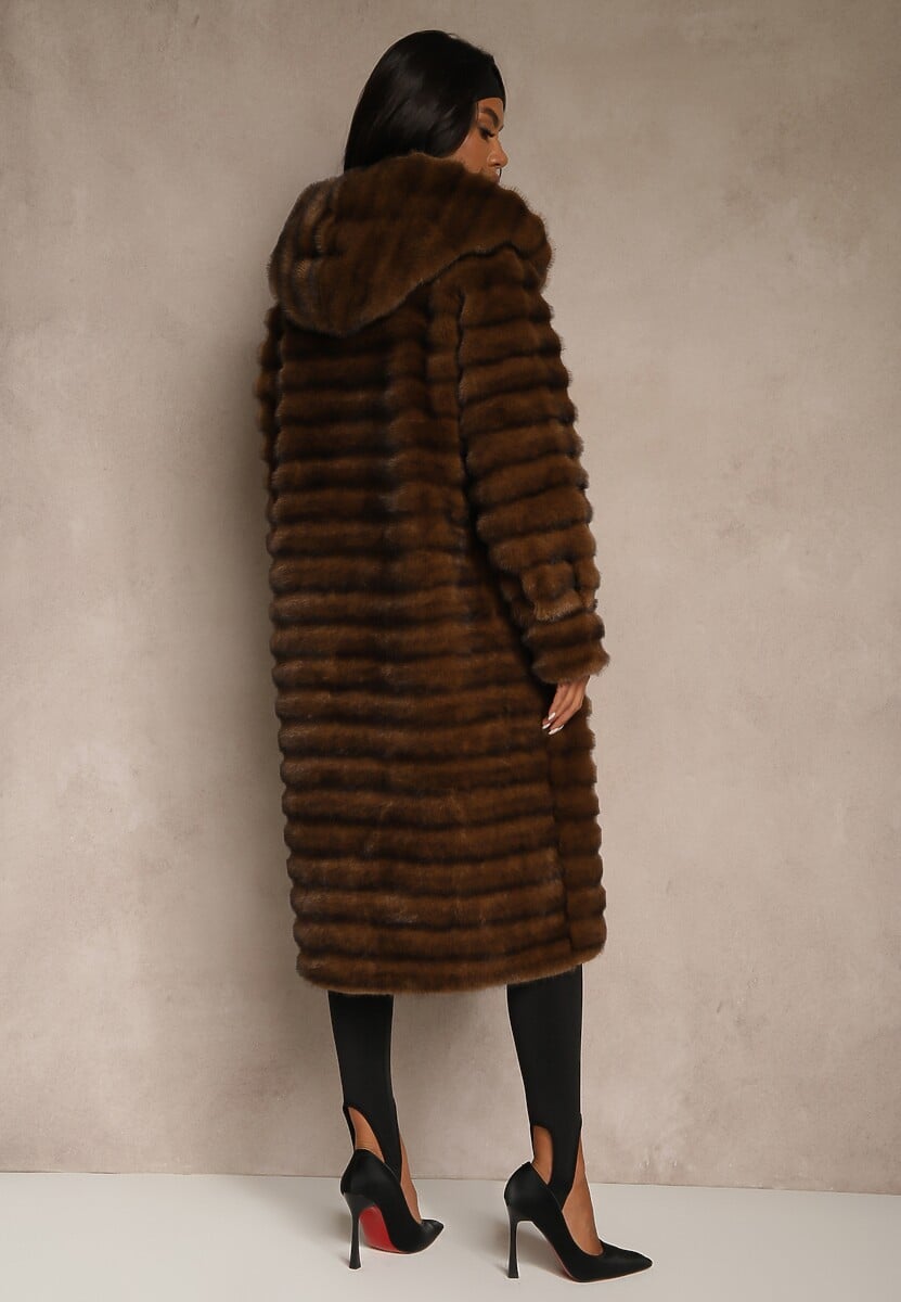 Brązowy Płaszcz Futerko z Ozdobnymi Przeszyciami i Kapturem Esetia