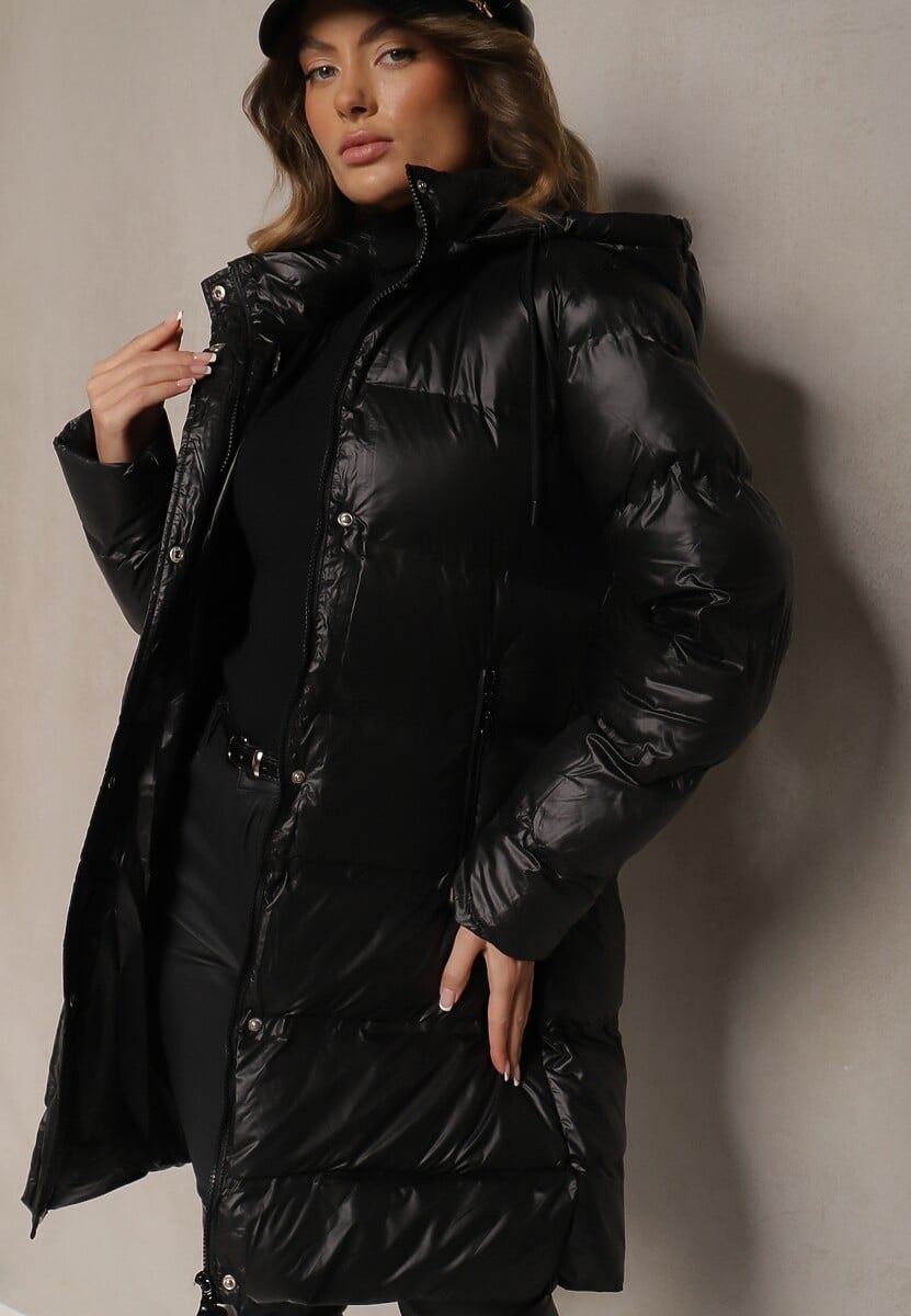 Czarna Długa Kurtka z Kapturem Kieszeniami i Dwustronnym Suwakiem Zdobiona Pikowaniem Sanaviel