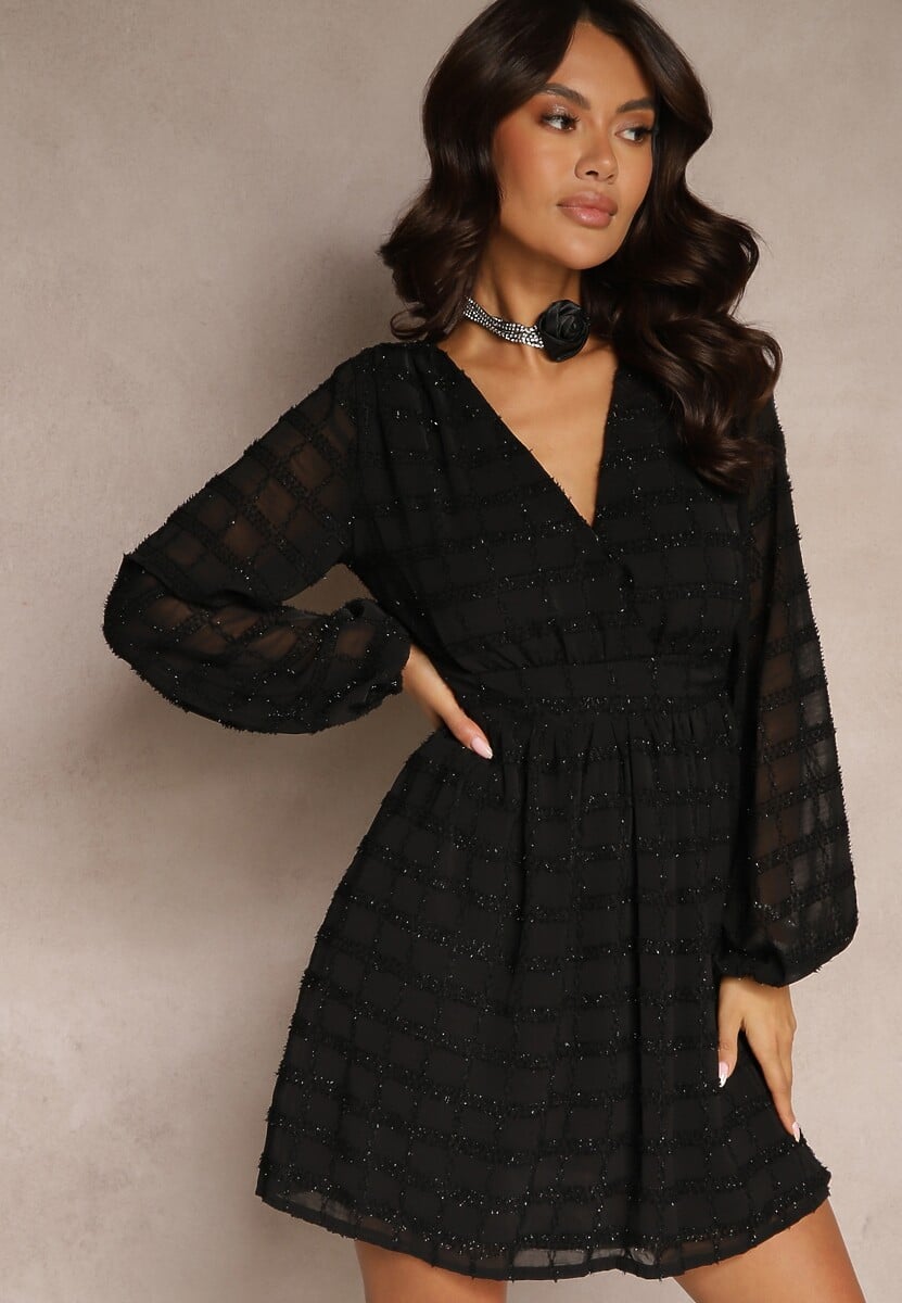 Czarna Rozkloszowana Sukienka Kopertowa z Odkrytymi Plecami Zdobiona Błyszczącą Nitką Elissane