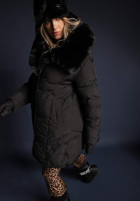 Czarna Pikowana Kurtka Zimowa z Kapturem i Ozdobnym Futerkiem Mesitana