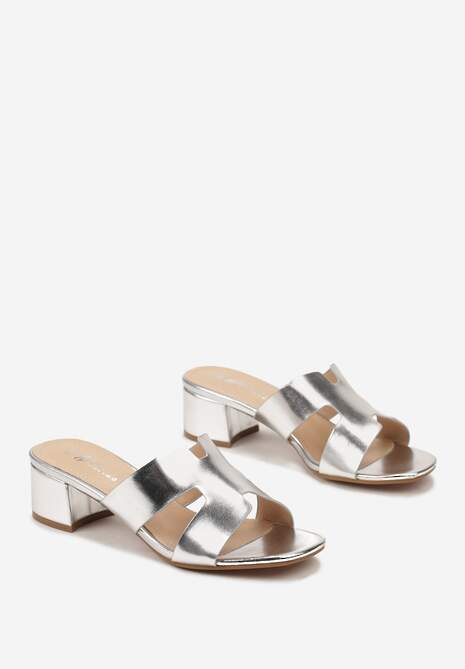Srebrne Klapki na Obcasie z Metalicznym Połyskiem na Cholewce Ulassa