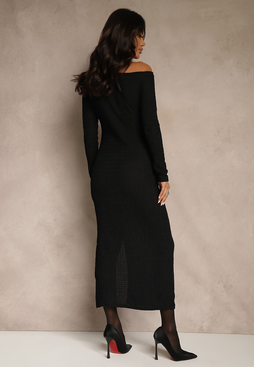 Czarna Sukienka o Dopasowanym Kroju Ozdobiona Metaliczną Aplikacją Reittia