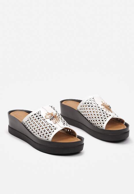 Białe Klapki na Niskim Koturnie z Ozdobą Metalową i Ażurowymi Wycięciami Parttia