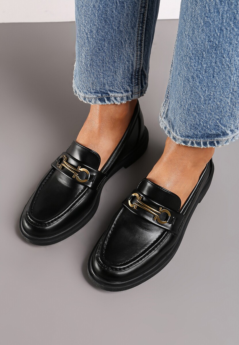 Czarne Mokasyny na Płaskiej Podeszwie Ozdobione Metaliczną Aplikacją Evaretha