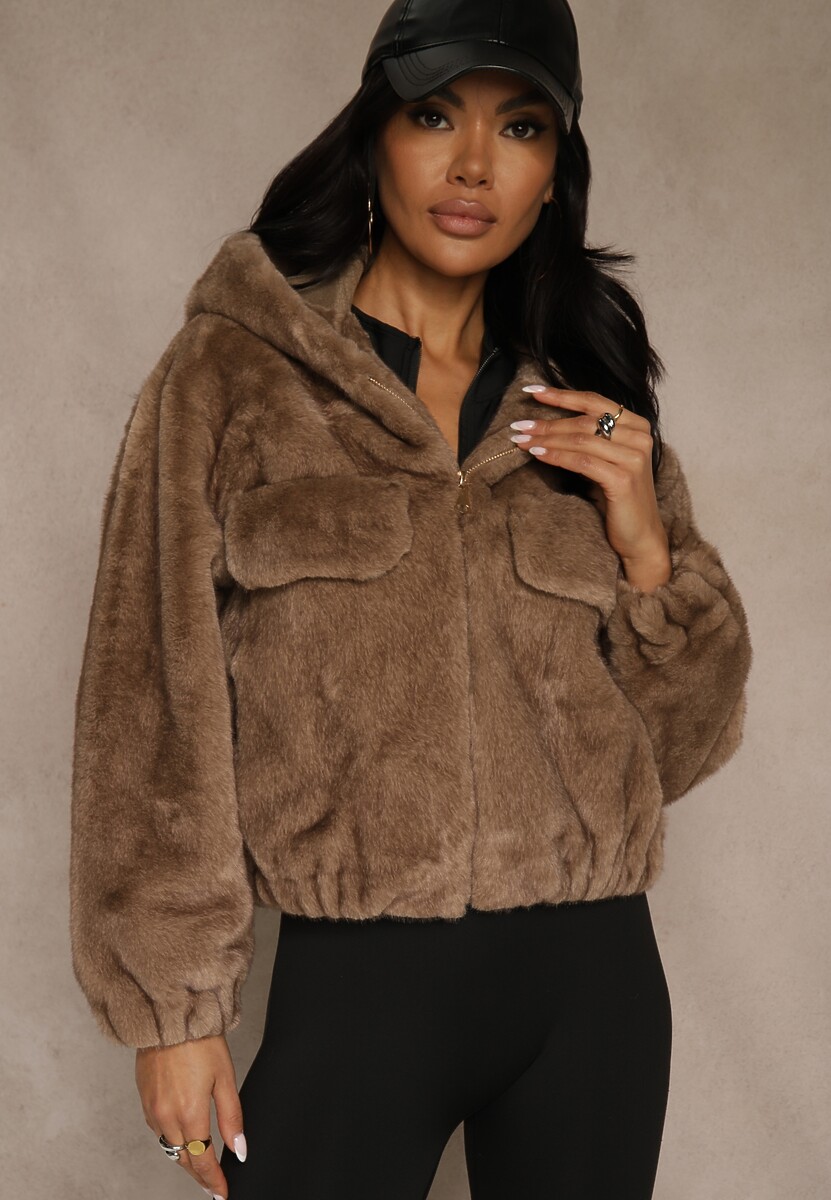 Jasnobrązowa Kurtka Futerko o Kroju Bomberki z Kapturem i Imitacją Kieszeni Awedana