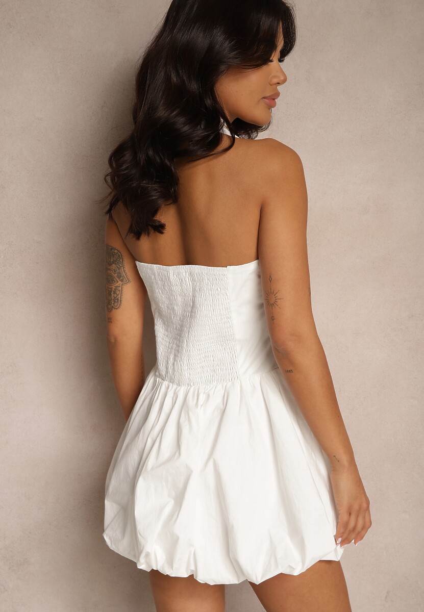 Biała Bawełniana Sukienka Bombka z Ramiączkami Wokół Karku i Kwadratowym Dekoltem Talinor