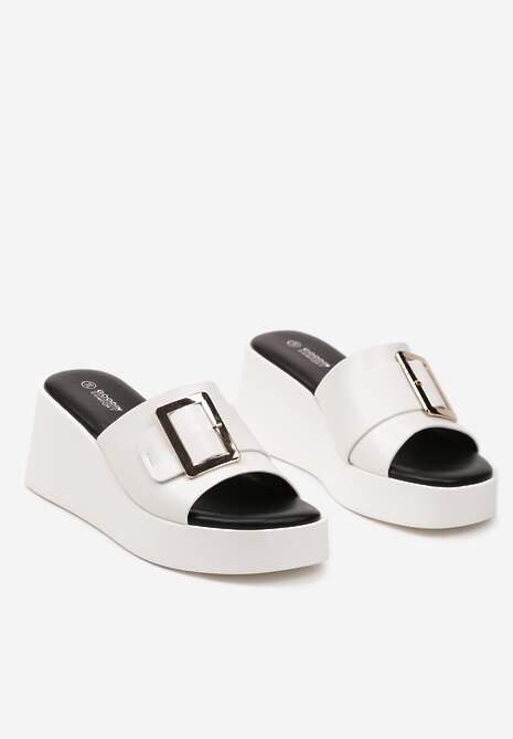 Białe Casualowe Klapki na Koturnie Ozdobione z Przodu Klamrą Pradia