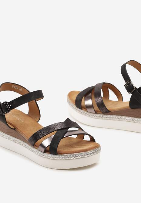 Czarne Sandały na Koturnie z Imitacji Skóry Ozdobione Plecionką z Zapięciem na Sprzączkę Karalia