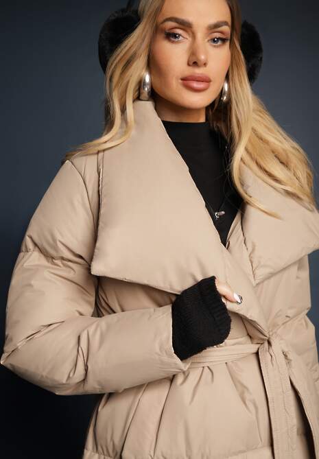 Beżowa Kurtka Płaszcz z Wysokim Kołnierzem Zapinana na Napy z Paskiem Luliriva