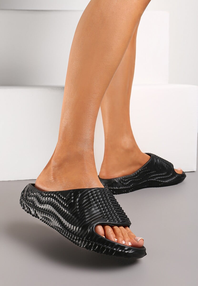 Czarne Klapki z lekkiej Pianki Ozdobione Wypukłym Tłoczeniem Konsia