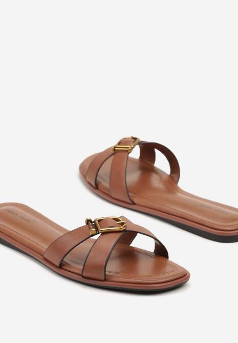 Brązowe Klapki Ozdobione Klamrami Quilselia