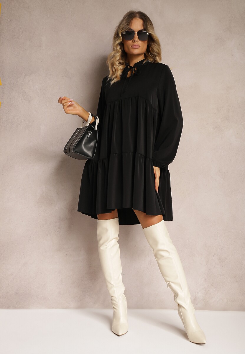 Czarna Sukienka o Rozkloszowanym Fasonie z Falbanką i Okrągłym Dekoltem Vasaia