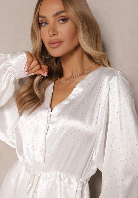 Biała Koszulowa Sukienka z Satyny Ozdobiona Cyrkoniami i Paskiem Miledis