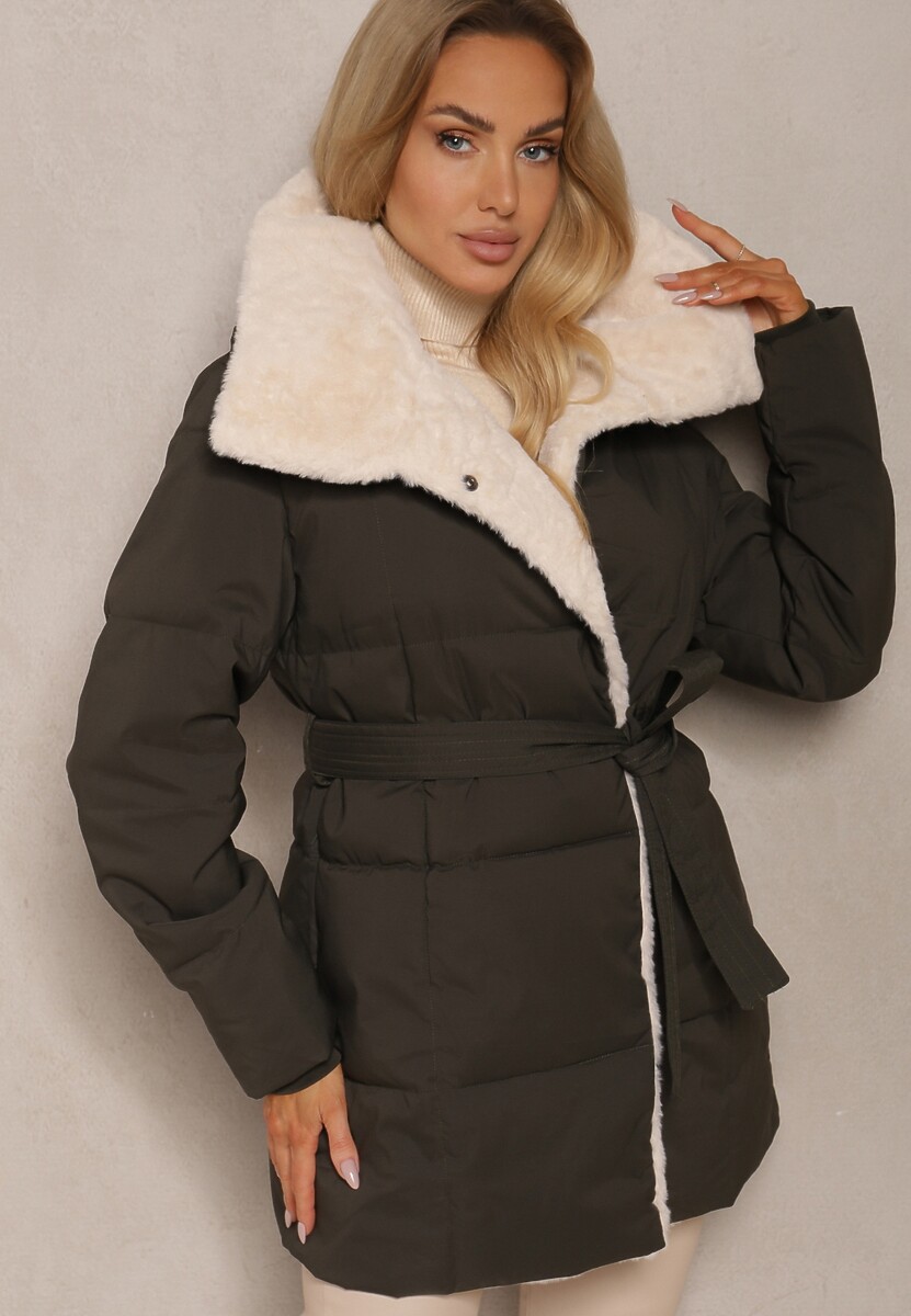 Ciemnozielona Kurtka z Pikowanymi Przeszyciami i Futrzanym Kołnierzem Wiązana w Talii Attelira