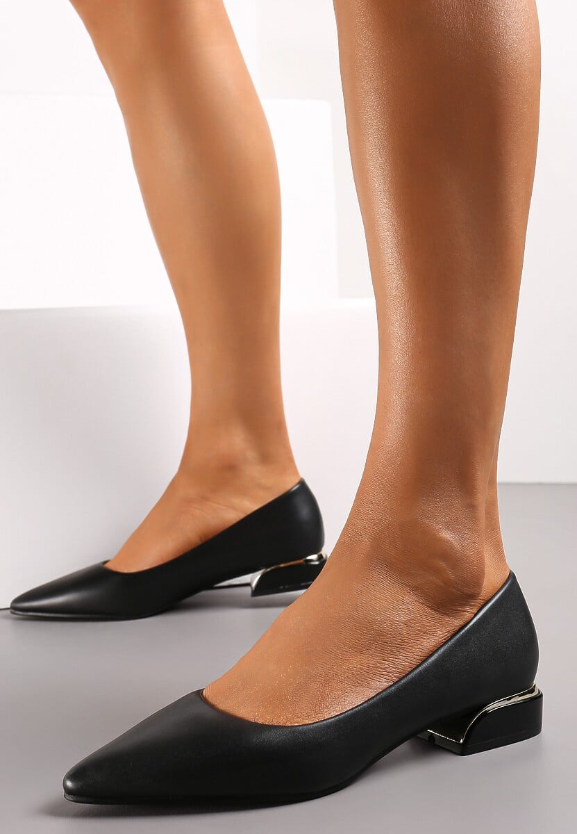 Czarne Czółenka na Niewysokim Obcasie z Metaliczną Aplikacją i Szpiczastym Noskiem Christitesa
