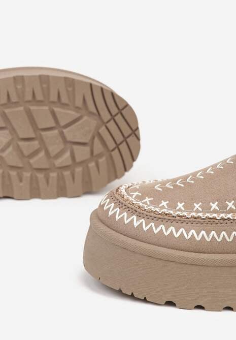 Ciemnobeżowe Śniegowce na Platformie z Futerkiem i Haftowanym Wzorem Celatusa