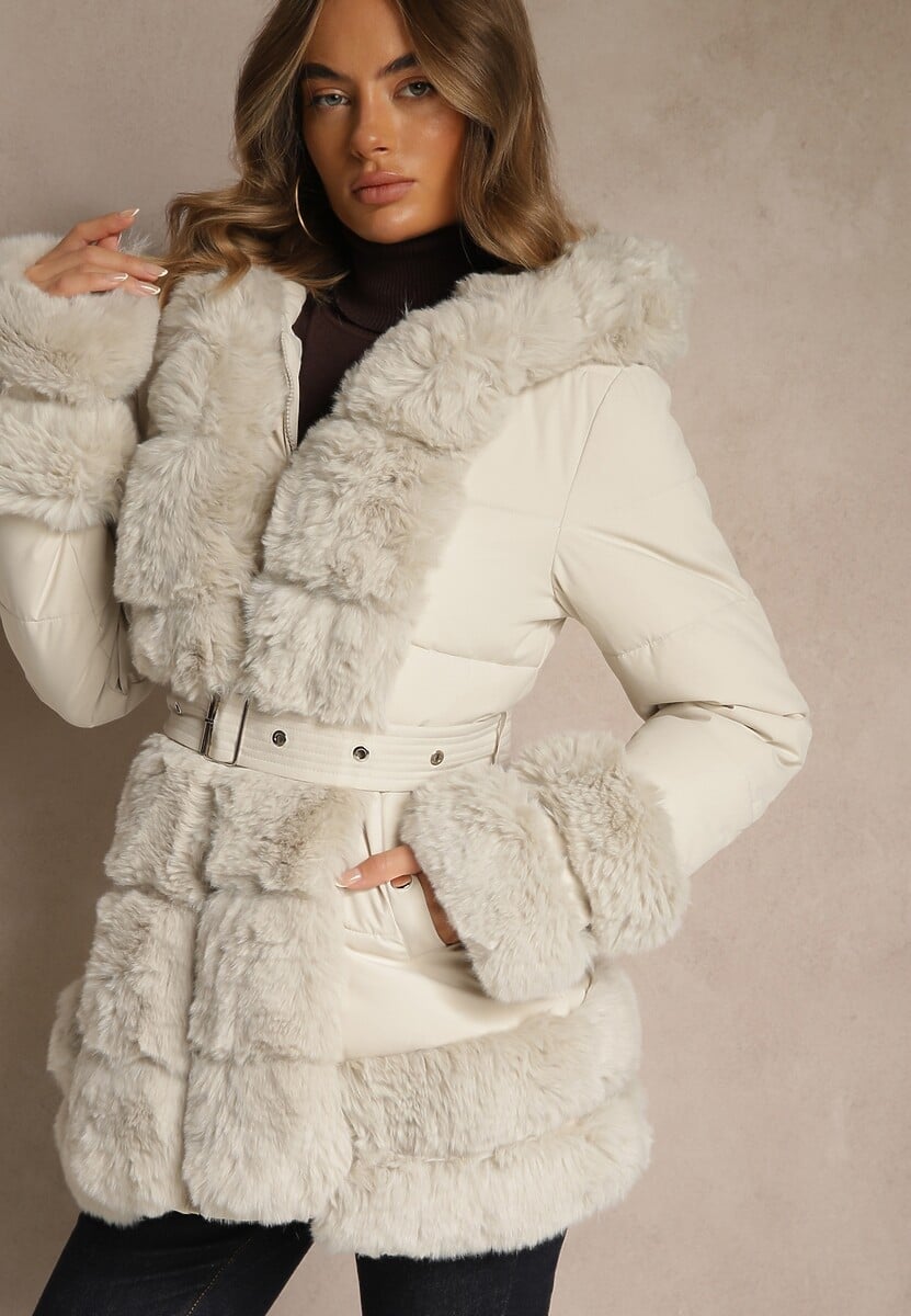 Czarna Kurtka o Taliowanym Kroju z Paskiem Kapturem i Futerkiem Ranalia