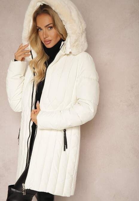Jasnobeżowa Pionowo Pikowana Kurtka z Kapturem z Futrzanym Wykończeniem i Wiązanym Paskiem Leozelle