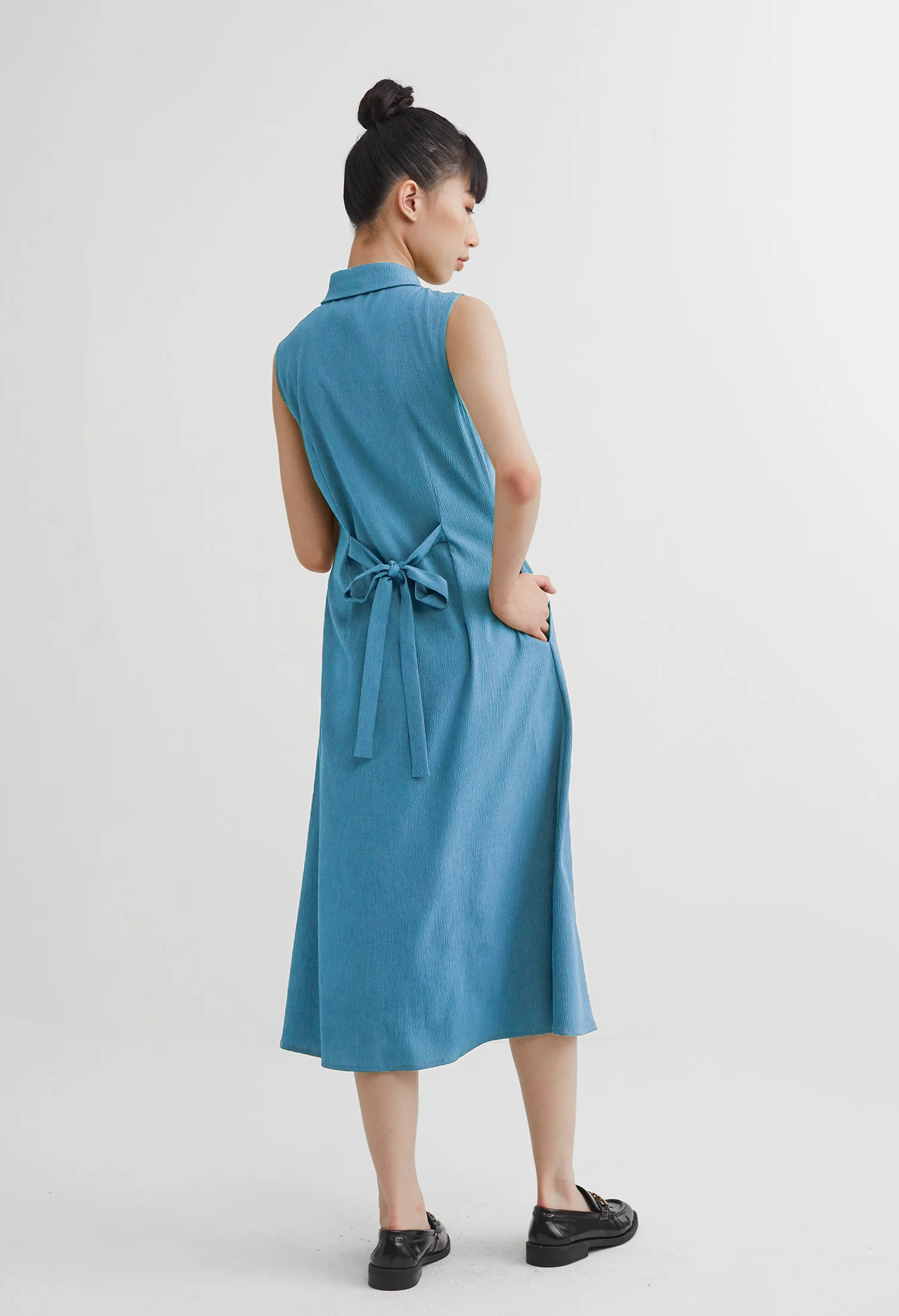 Chic Sleeveless Button Down Dress