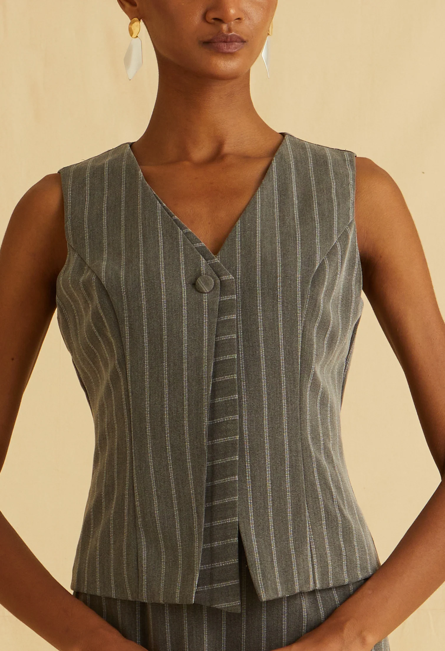 Sharp Line V-Neck Sleeveless Vest