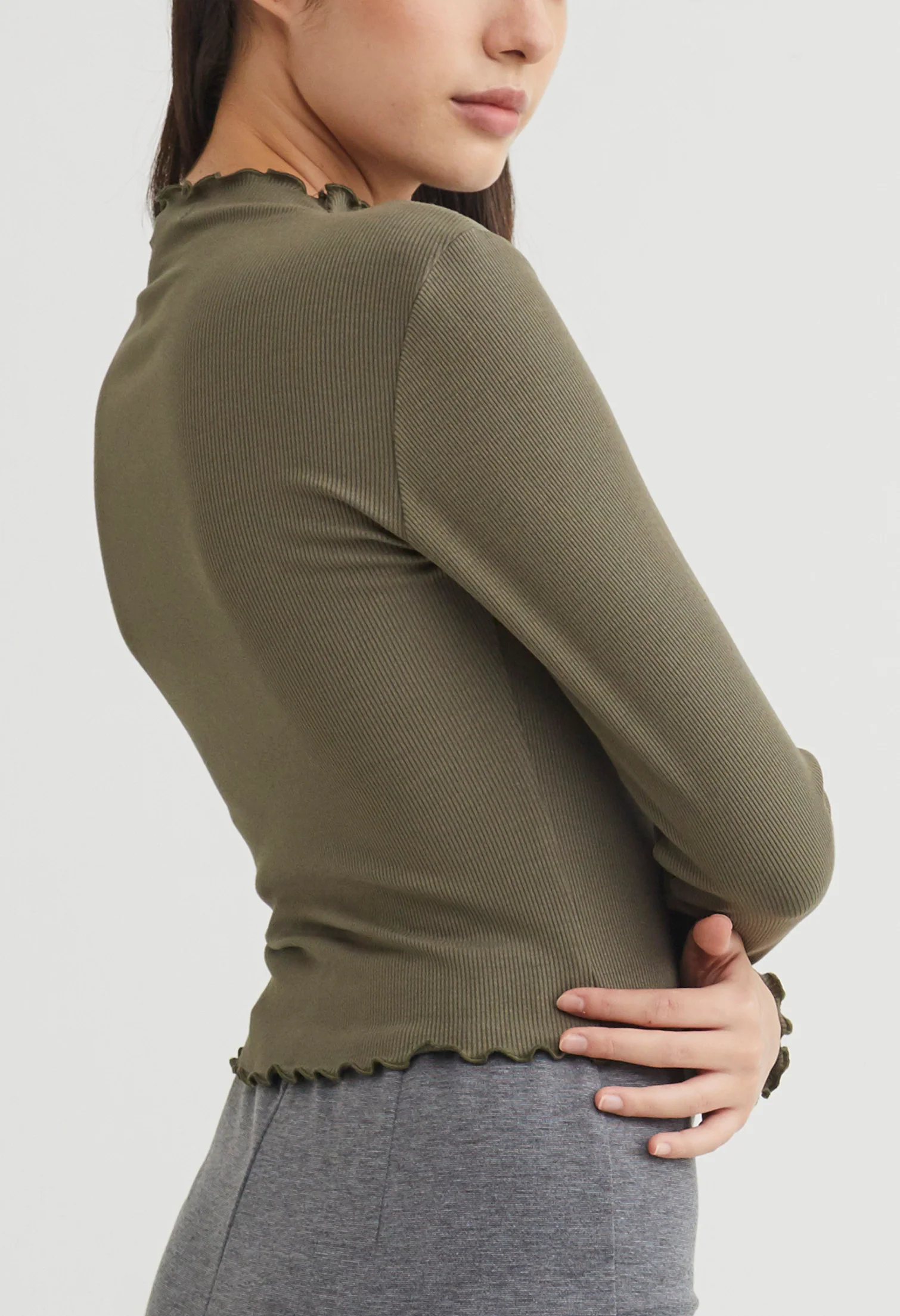 Frilled Turtleneck Inner Fitted Top