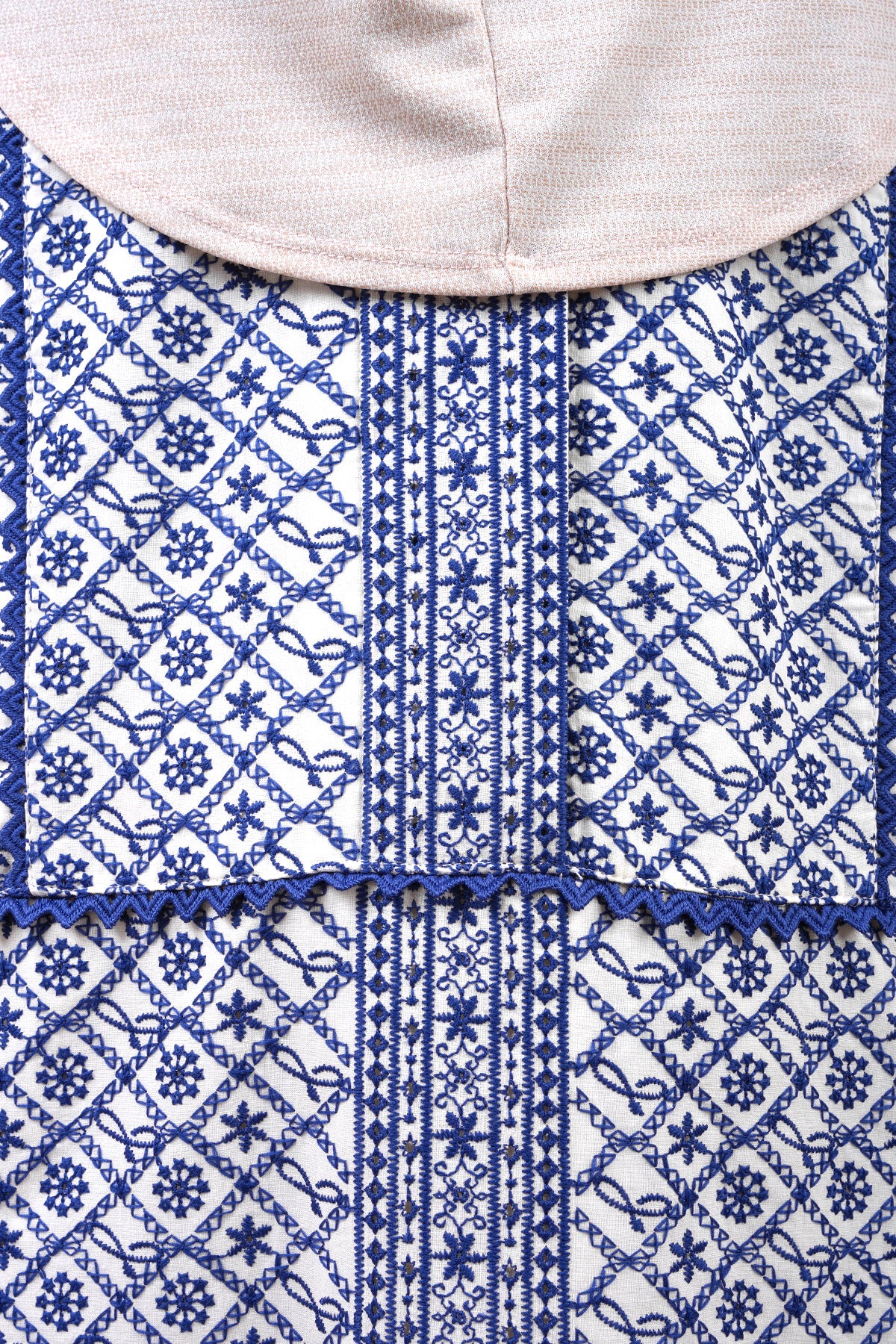 Anahita Embroidery Jubah