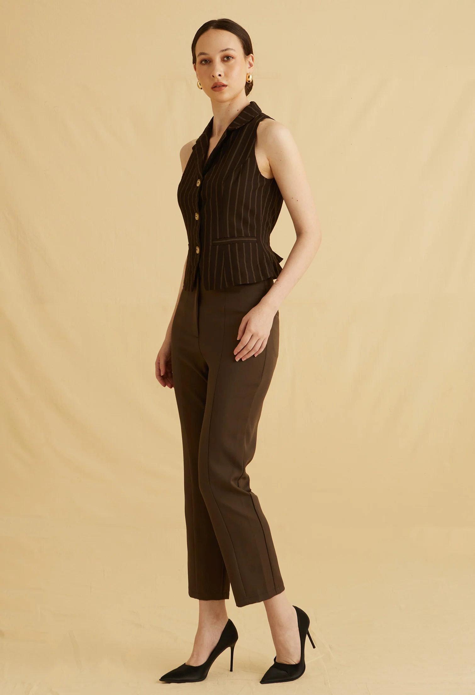 Sharp Line Collared Sleeveless Vest