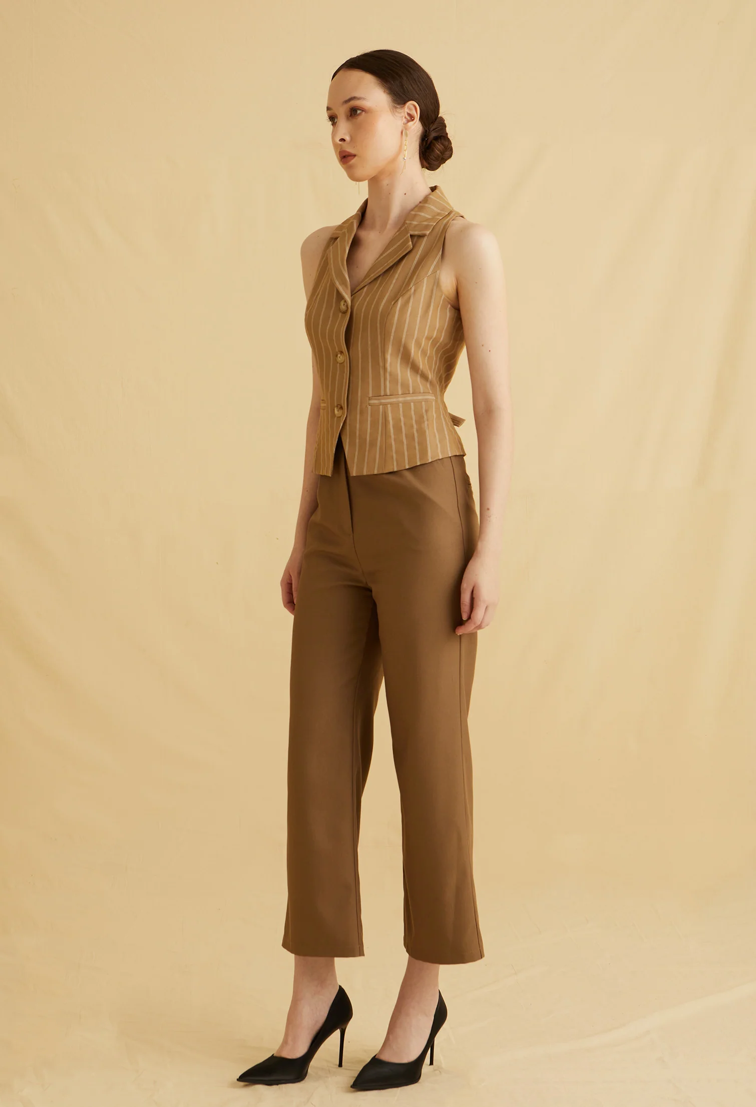 Sharp Line Collared Sleeveless Vest