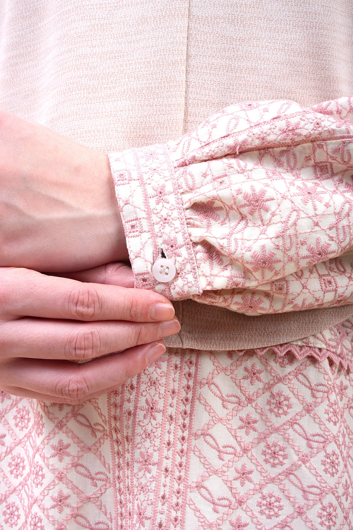 Anahita Embroidery Jubah