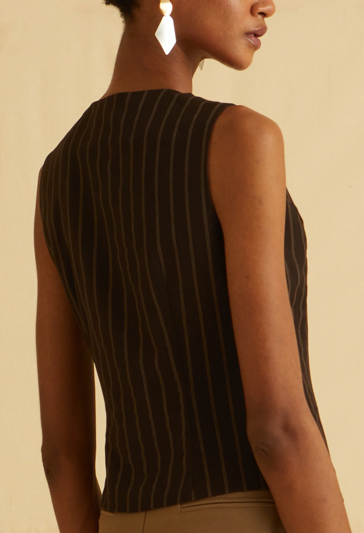 Sharp Line V-Neck Sleeveless Vest