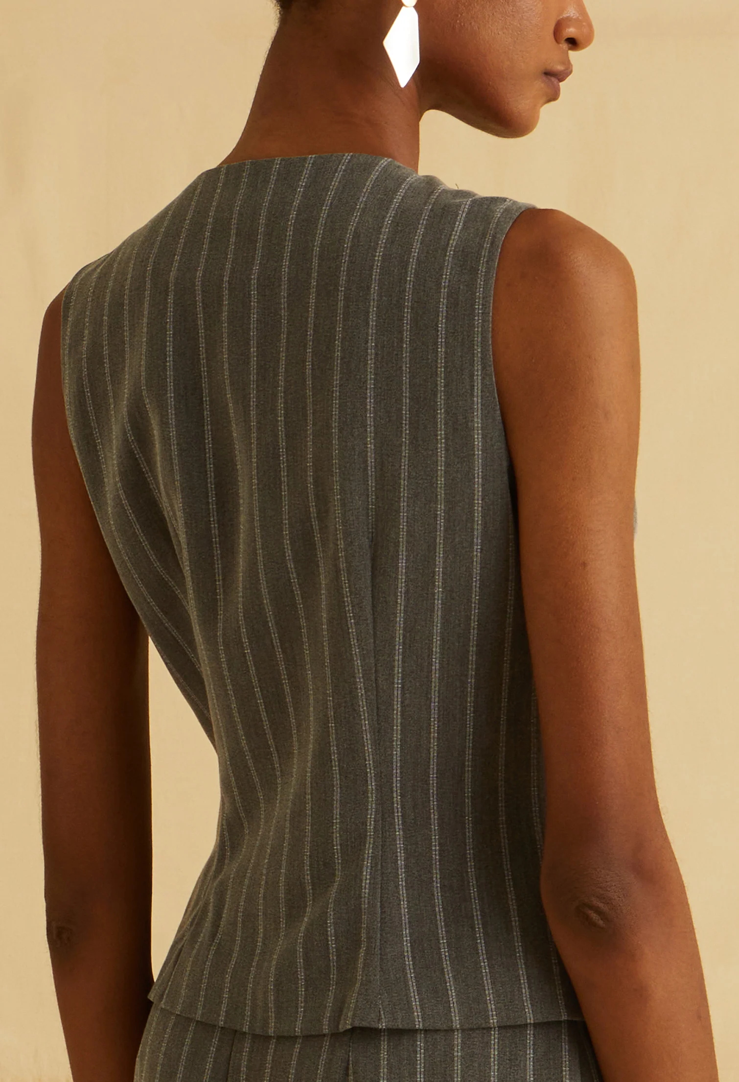 Sharp Line V-Neck Sleeveless Vest