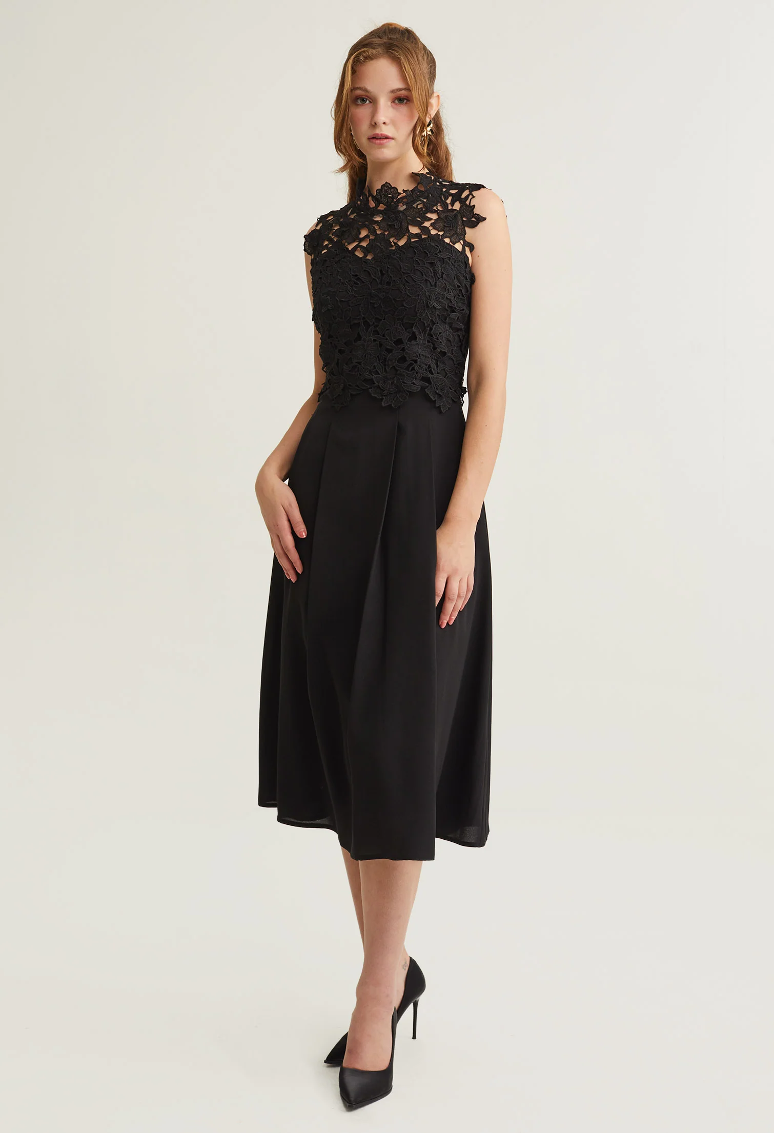 Elegant Laced Bodice Midi Dress