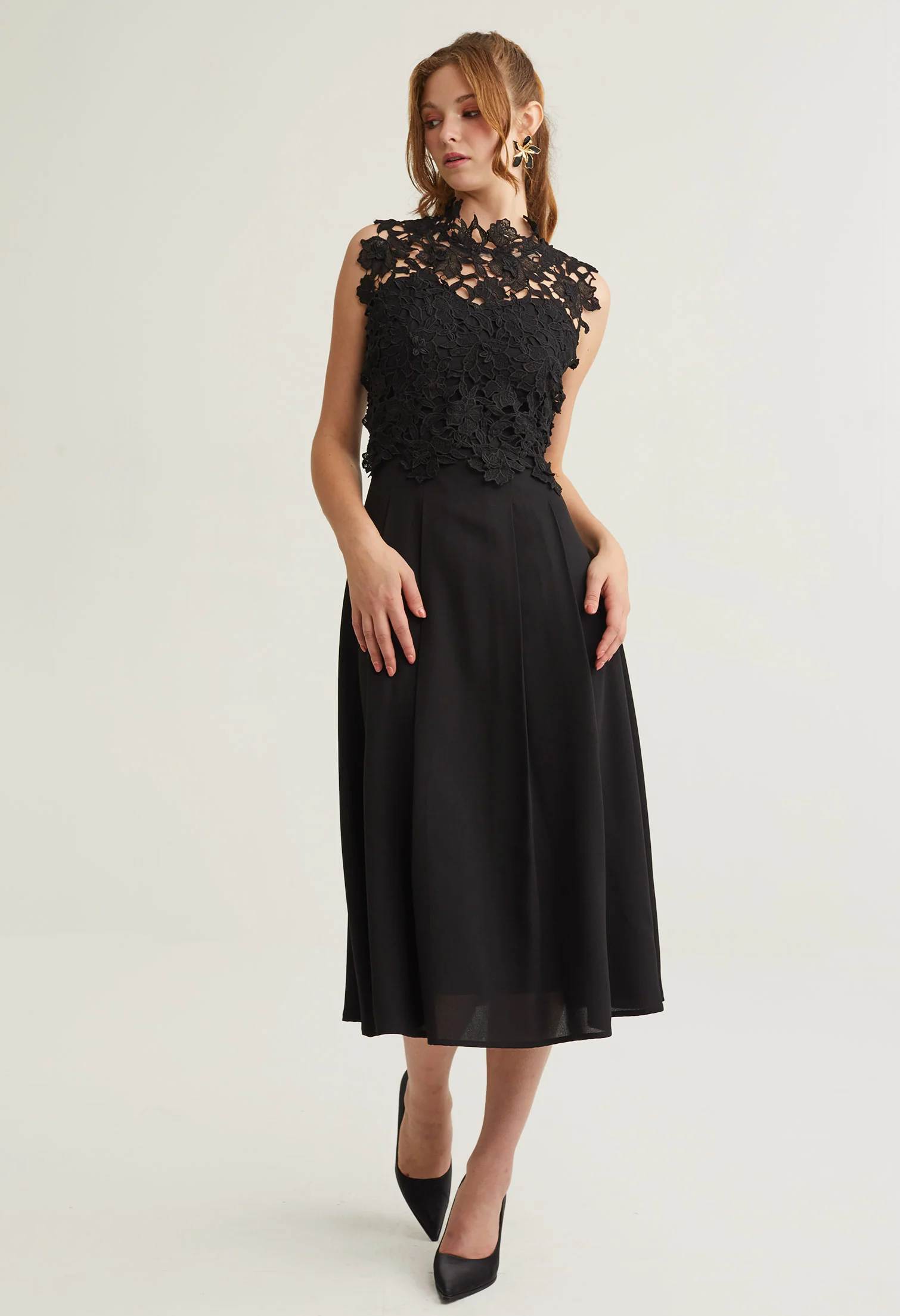 Elegant Laced Bodice Midi Dress