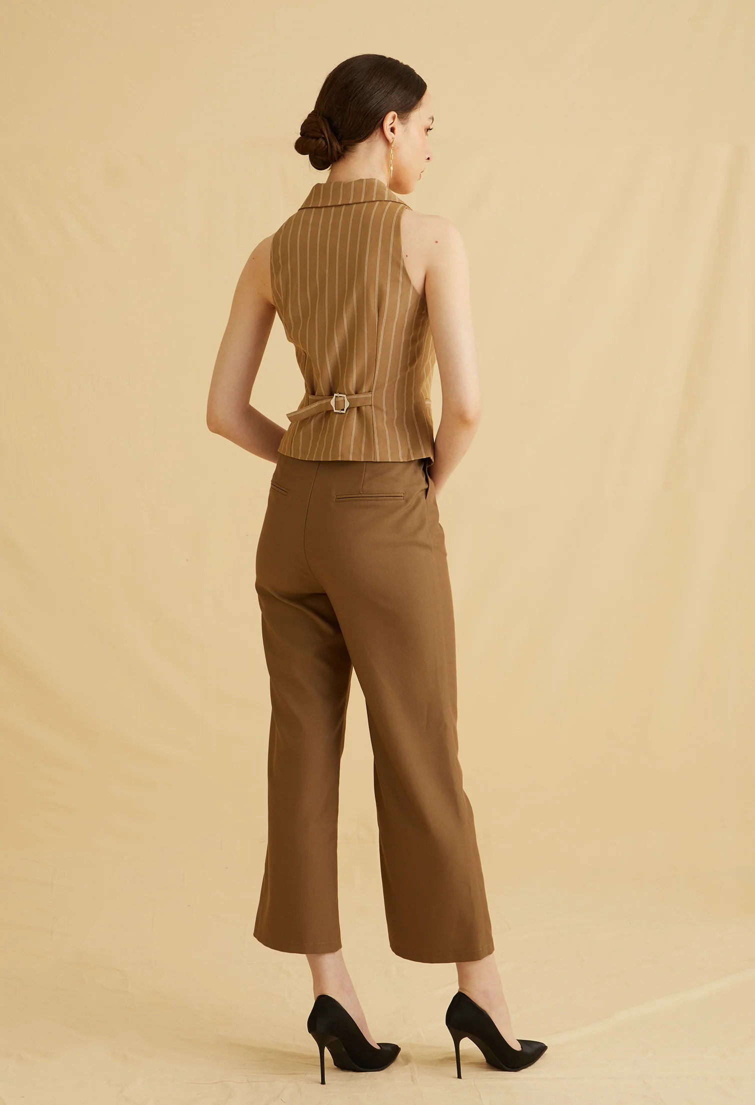 Sharp Line Collared Sleeveless Vest