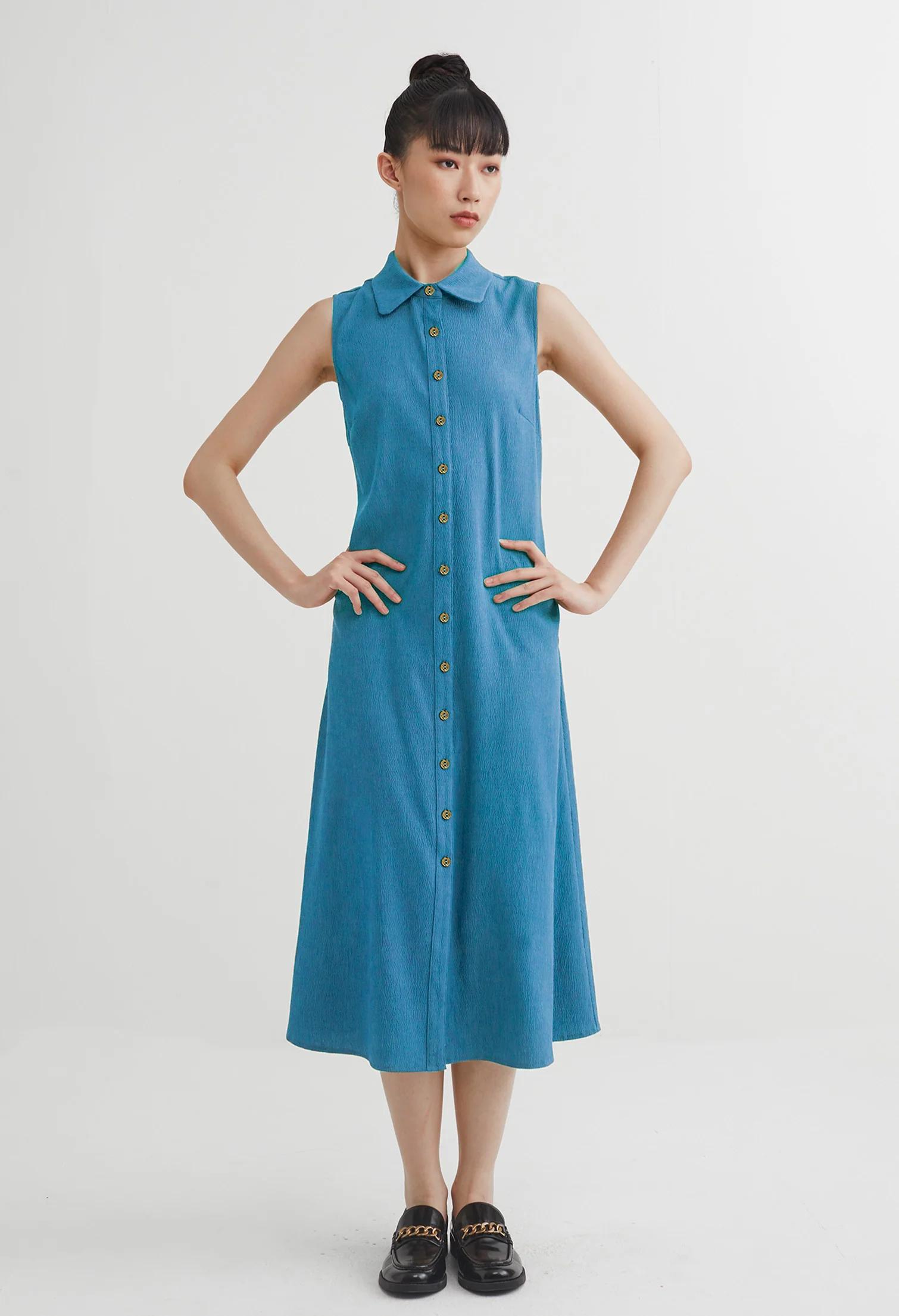 Chic Sleeveless Button Down Dress