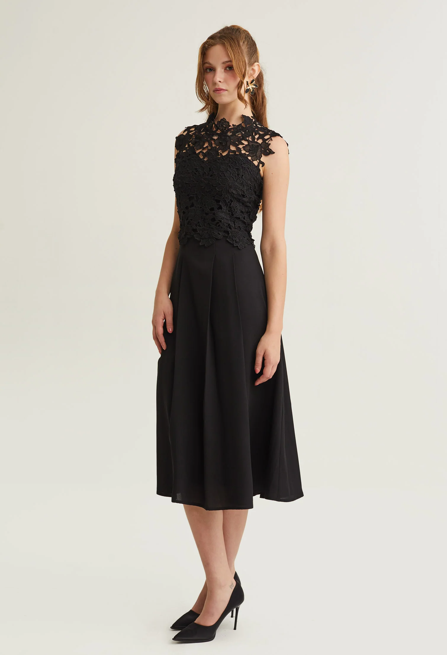 Elegant Laced Bodice Midi Dress